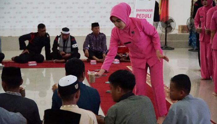 Personel Brimob Polda Sultra Berbagi Takjil di Lapas Anak Kendari