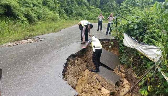 Jalan Poros Kendari-Konsel Amblas, Akses Lalu Lintas Roda Empat Terputus