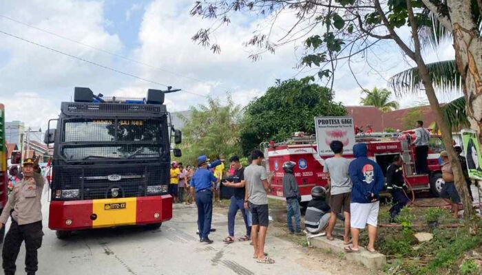 Gunakan Water Canon, Pasukan Brimob Polda Sultra Padamkan Kebakaran Rumah di Kendari