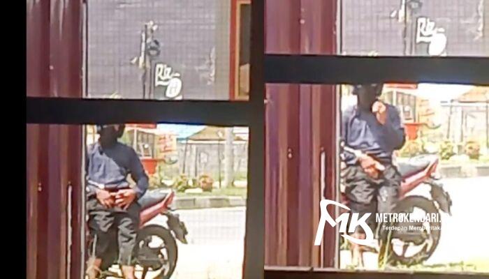 Pria di Kendari Terekam Kamera Onani di Pinggir Jalan Sambil Menatap Rumah Warga