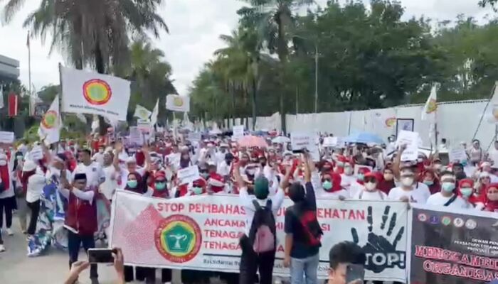 Tolak RUU Kesehatan Omnibus Law, Ribuan Nakes Dan Tenaga Medis di Kendari Gelar Aksi Demo Besar-besaran