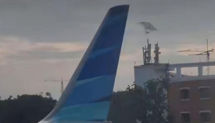 Viral! Sebuah Layangan Nyangkut di Sayap Pesawat Garuda Indonesia Saat Akan Lepas Landas