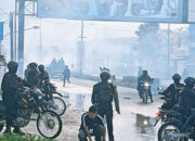 Demo di Pertigaan Kampus UHO Kendari Ricuh Saat Polisi Bubarkan Massa