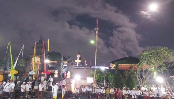 Umat Hindu Antusias Rayakan Piodalan Purnama Kasa di Pura Jagatnatha Kendari