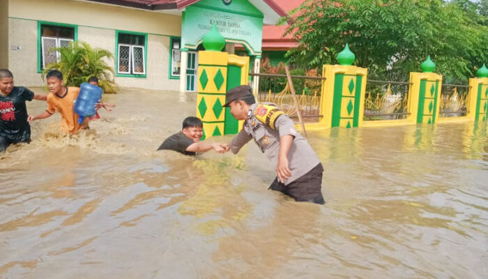 Polisi Gerak Cepat Evakuasi Warga Terdampak Banjir Bandang di Kolaka