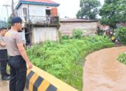 Polres Konut Dan Warga Gelar Aksi Bersih di Bantaran Kali Cegah Terjadinya Banjir