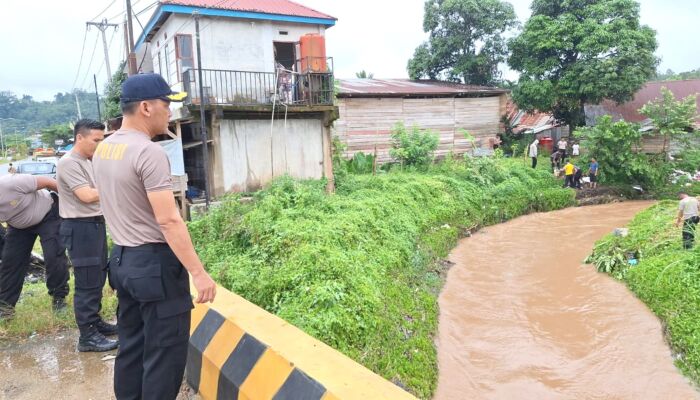 Polres Konut Dan Warga Gelar Aksi Bersih di Bantaran Kali Cegah Terjadinya Banjir