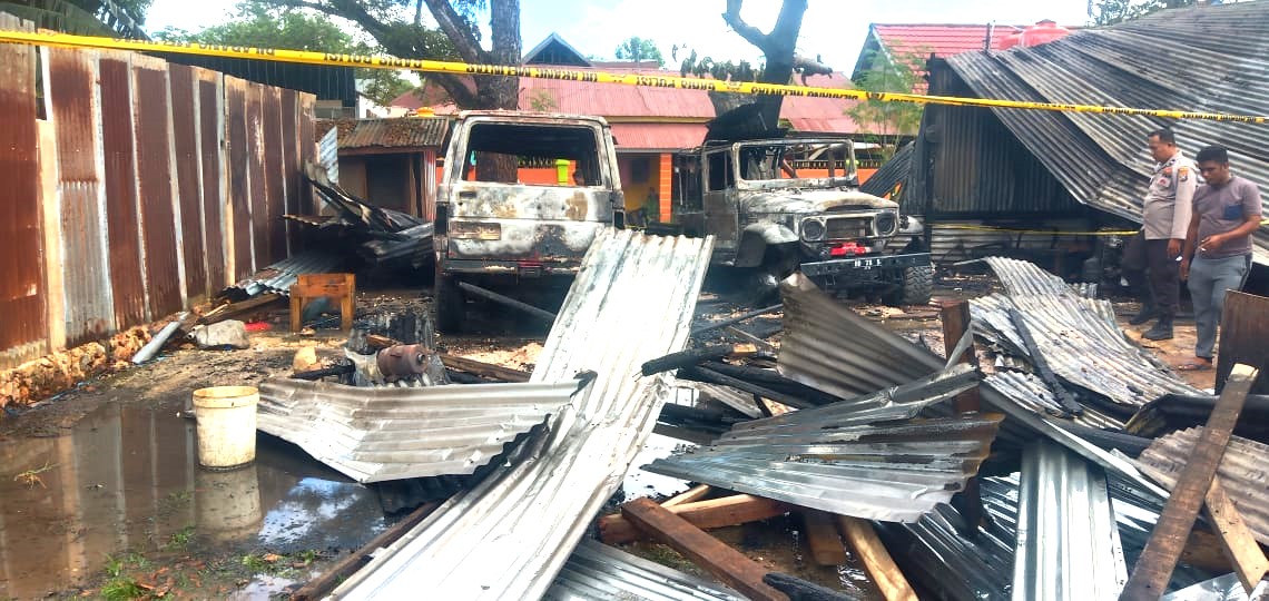 Bengkel Mobil Terbakar