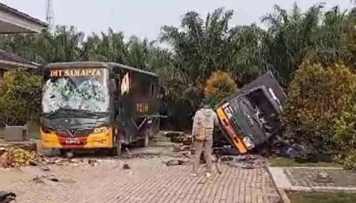 Demo Buruh di Bengkayang Berujung Ricuh, Mobil Polisi Banyak Dirusak Massa