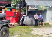 Mobil Honda Brio Masuk Selokan Usai Tabrak Rumah Makan Padang di Bypass Kendari