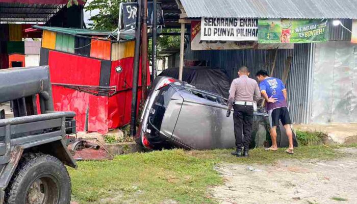 Mobil Honda Brio Masuk Selokan Usai Tabrak Rumah Makan Padang di Bypass Kendari