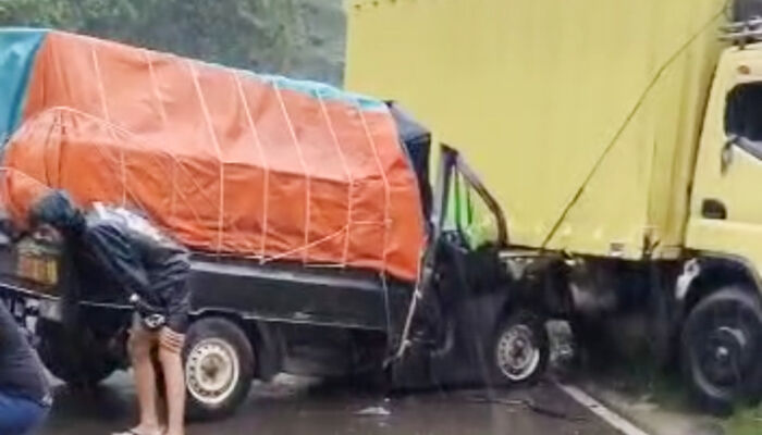 Mobil Pick Up Vs Truk Kampas Tabrakan di Konawe, 1 Luka Parah Terjepit di Ruang Kemudi