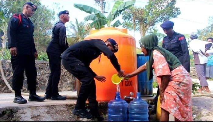 Brimob Polda Sultra Kerahkan Water Canon Bantu Warga Krisis Air Bersih