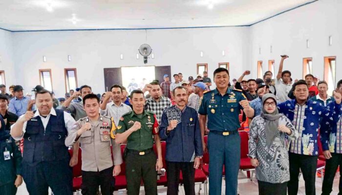 KSOP Kendari Berikan Ratusan Jaket Keselamatan Untuk Nelayan