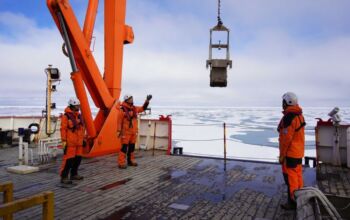 Wahana robotik buatan China jelajahi bagian bawah es Arktika