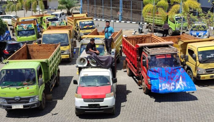 Ikatan Sopir Dump Truk Konawe Demo di DPRD Sultra Soal Pembatasan Tonase Pemuatan