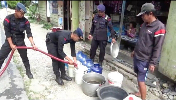 Kekeringan Ekstrem, Personel Brimob Bantu Salurkan Air Bersih ke Warga di Kolut