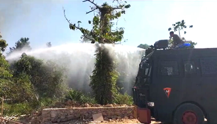 Aksi Personel Brimob Polda Sultra Jinakan Kebakaran Lahan di Baruga Pakai Water Canon