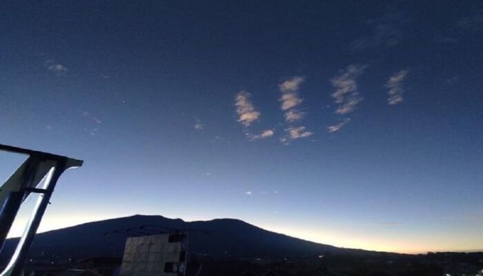 Viral! Ada Penampakan Awan Berlafaz Allah di Atas Gunung Marapi Sumbar