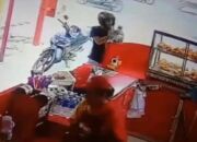 Modus Pura-Pura Jadi Pembeli, Seorang Pria di Jambi Terekam CCTV Curi Kotak Amal Restoran