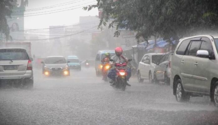 Kota Kendari Guyur Hujan Lebat Disertai Petir