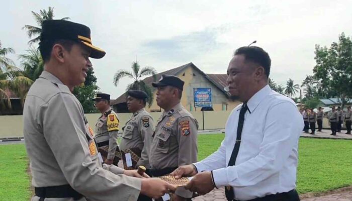 4 Anggota Polsek di Konsel Diberi Penghargaan Usai Gagalkan Peredaran Sabu