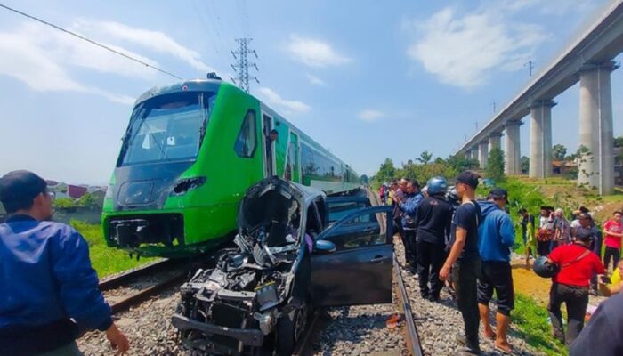 Sebuah Mobil Minibus Tertabrak KA Feeder Whoosh, 3 Orang Meninggal Dunia