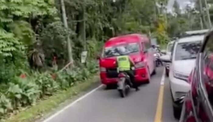 Nekat Lawan Arah, Minibus Ini Terpaksa Dipukul Mundur Polisi