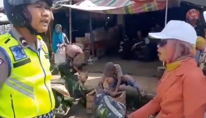 Viral! Disetop Karena Tak Pakai Helm dan Lawan Arus, Emak-Emak di Sumsel Ini Malah Bentak Polisi