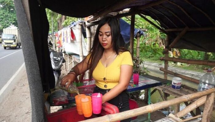 Cantik Bak Bidadari, Pesona Penjual Es Tebu di Bypass Mojokerto Ini Sukses Bikin Gagal Fokus Pembeli