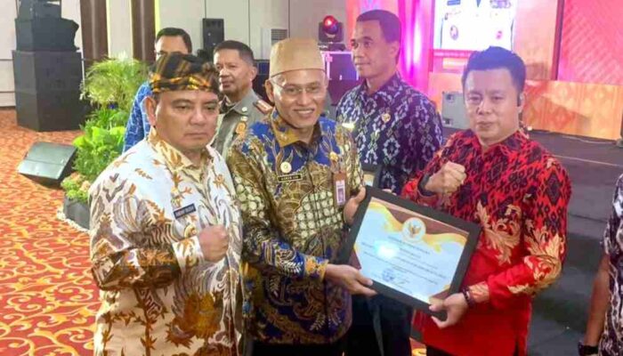 DPMPTSP Sultra Raih Penghargaan Peringkat Pertama Terbaik Kategori LAKIP 2023