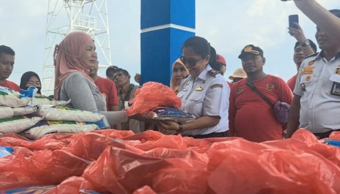 KUPP Molawe Bagikan Bantuan Paket Sambako Dan Daging Sapi ke Warga di Konut