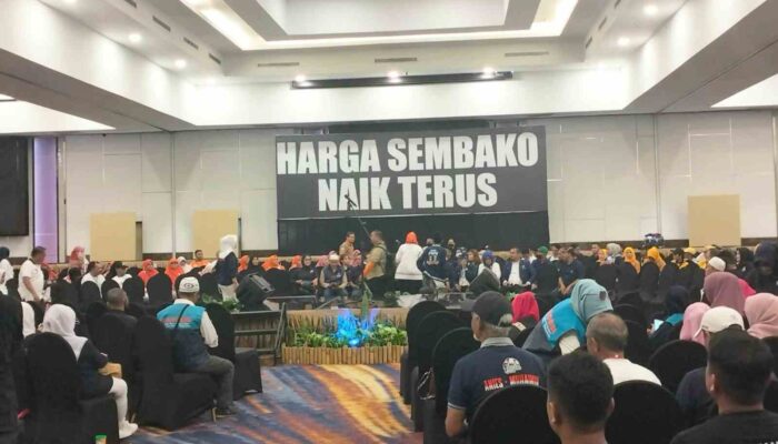 Spanduk Bertulis Harga Sembako Naik Terus, Hiasi Ruang Dialog Capres Anies Baswedan di Kendari