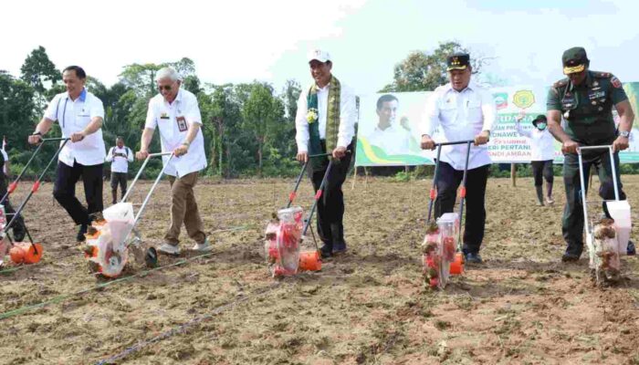 Mentan Amran Sulaiman Sumbang Bantuan Alsintan Dan Bibit Tanaman Bernilai Puluhan Miliar di Konut