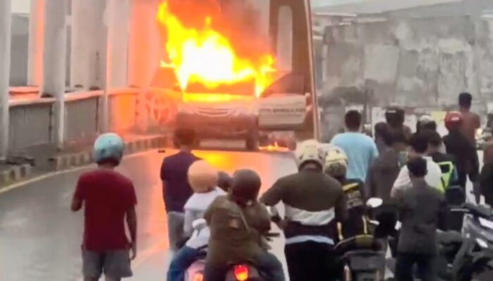 Breaking News! Sebuah Mobil Terbakar di Jembatan Pasar Baru Kota Kendari