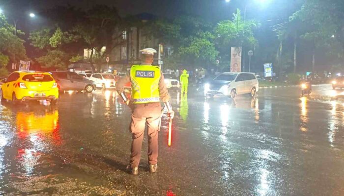 Aksi Polantas Polresta Kendari Hujan-hujanan Atur Lalu Lintas Agar Tidak Macet