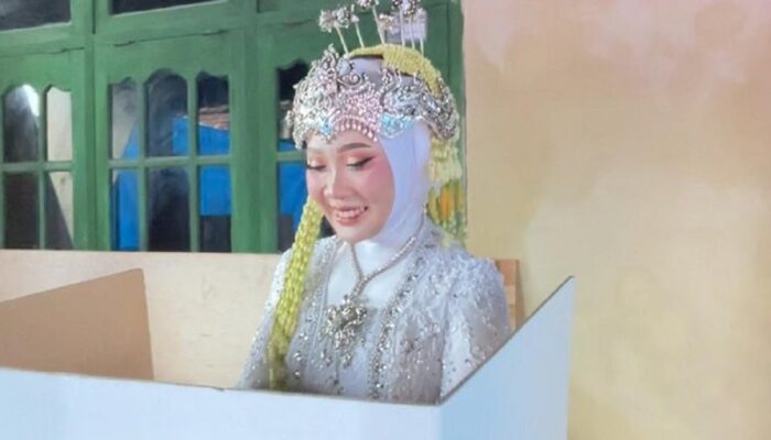 Viral! Wanita Bergaun Pengantin Ini Ikut Nyoblos Pemilu Susulan di Demak