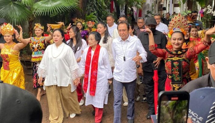 Diiringi Tarian, Rombongan Megawati Tiba di TPS Kebagusan