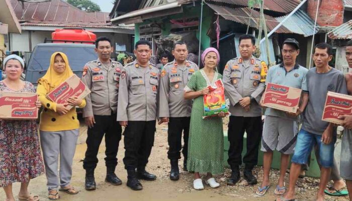 Peduli Korban Banjir, Polresta Kendari Salurkan Bantuan Sembako ke Warga