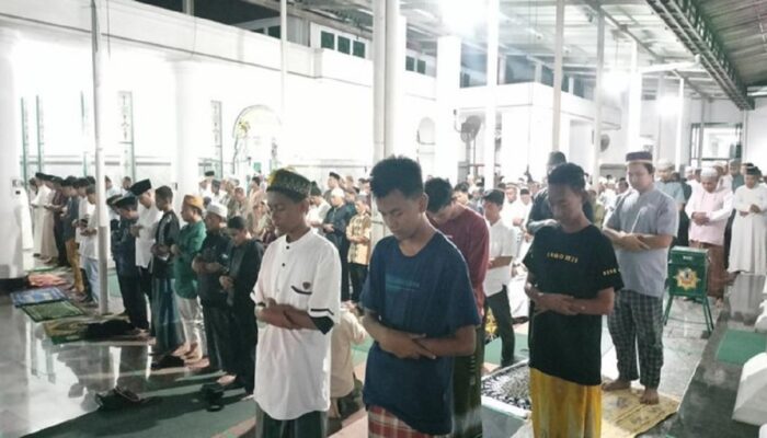 Salut! Masjid Agung Palembang Tetap Jaga Tradisi Salat Tarawih 1 Juz Semalam