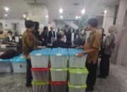 Tim Hukum Ganjar-Mahfud Serahkan 15 Kontainer Bukti Tambahan ke MK