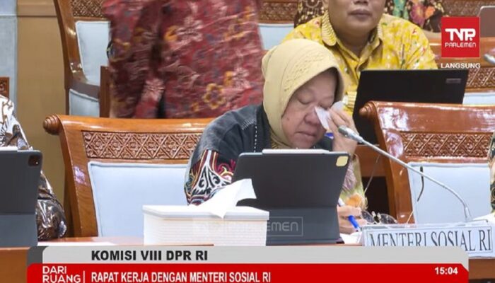 Rapat di DPR, Menteri Sosial Tri Rismaharini Tiba-Tiba Menangis