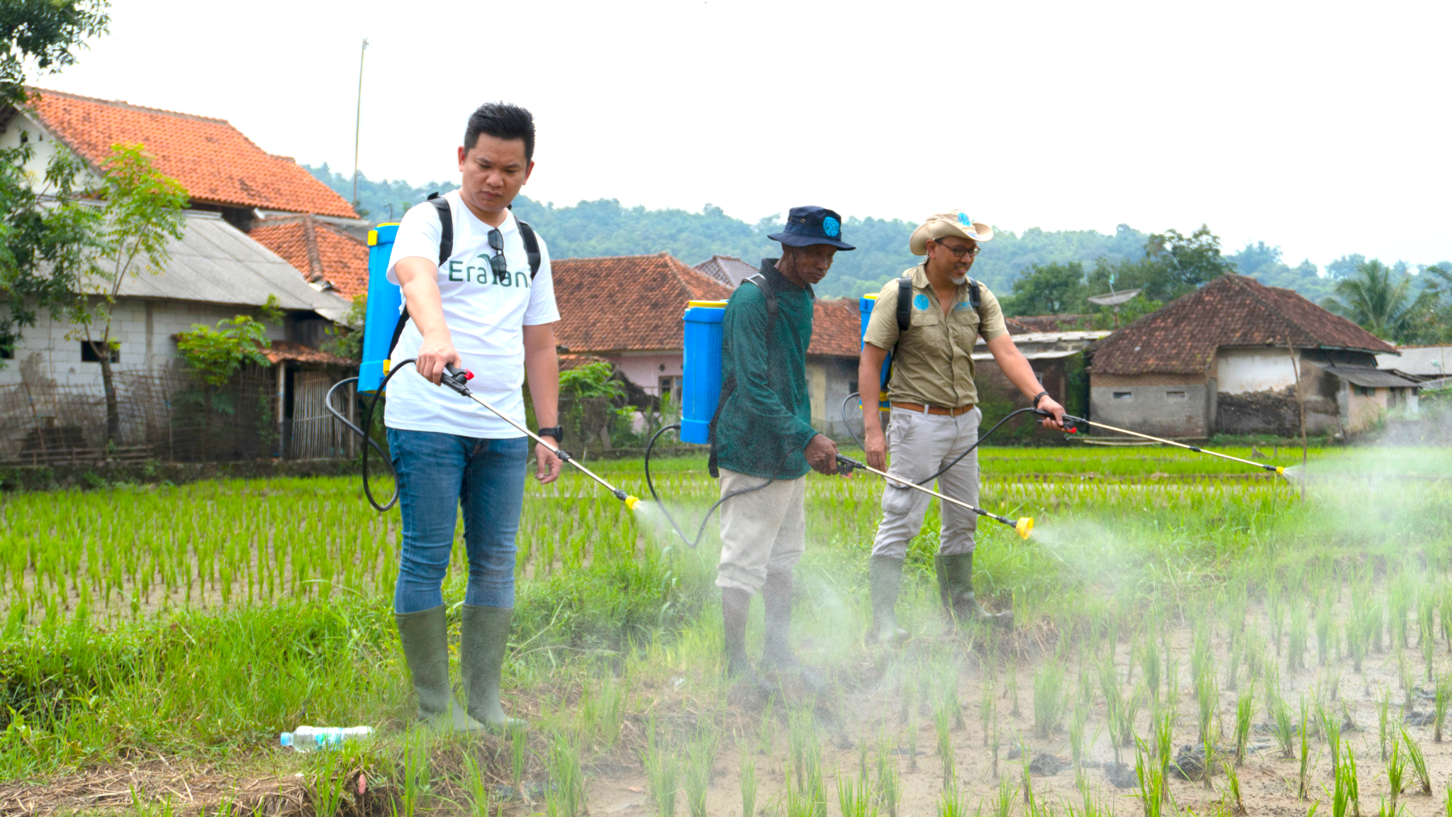 Kanan - kiri; Aranggi Soemardjan (President Director Tokyo8 Indonesia), Petani Binaan Eratani,  Andrew Soeherman (CEO Eratani)