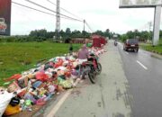 Foto Tumpukan Sampah di Jalan Poros Bandara Halu Oleo-Kendari, Kumuh Ganggu Pemandangan