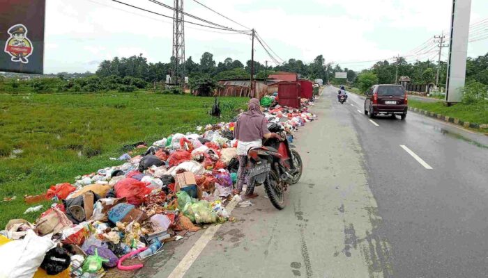 Foto Tumpukan Sampah di Jalan Poros Bandara Halu Oleo-Kendari, Kumuh Ganggu Pemandangan