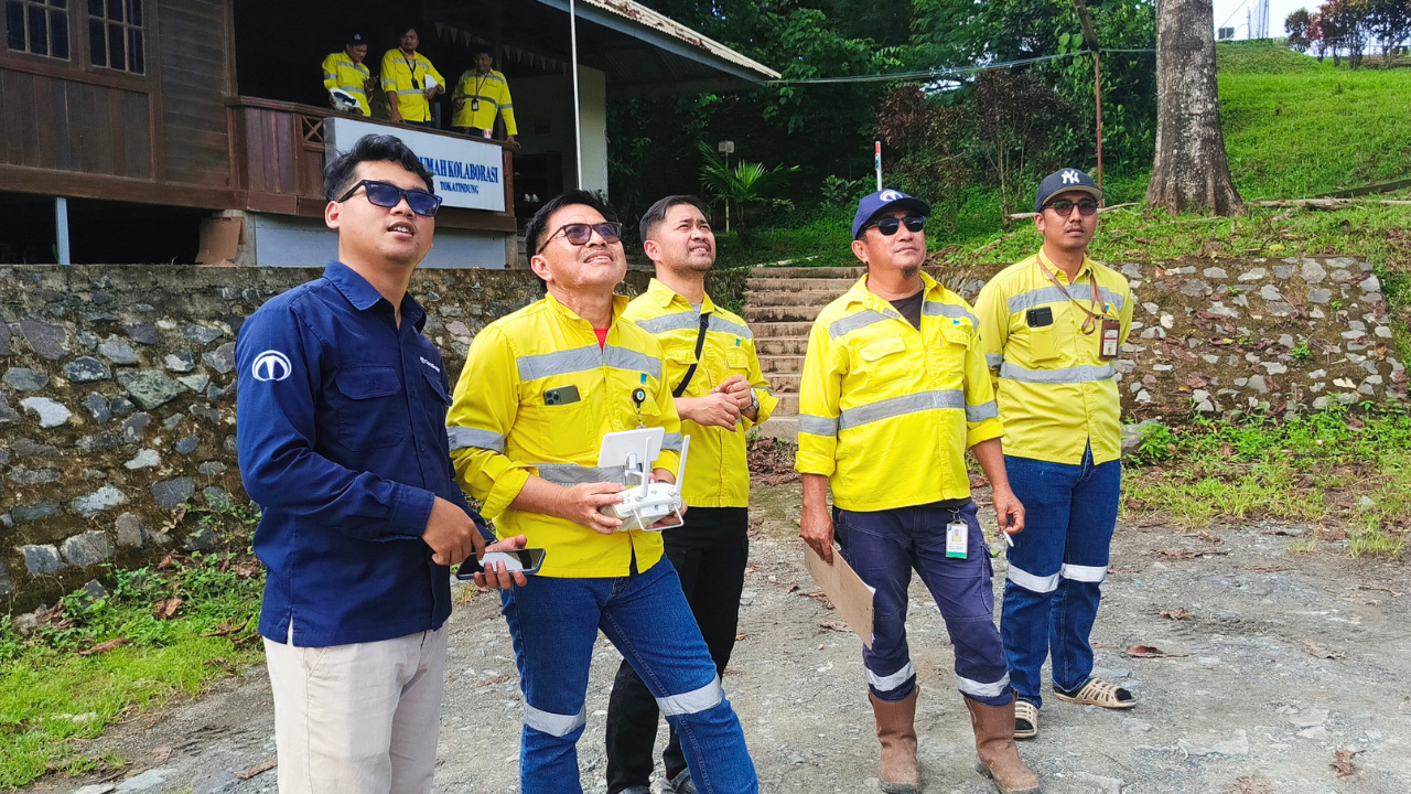 Kegiatan praktik lapangan menerbangkan drone