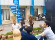 Demo di Kejati Sultra Ricuh, Satu Pengunjuk Rasa “Picah” Kena Bogem