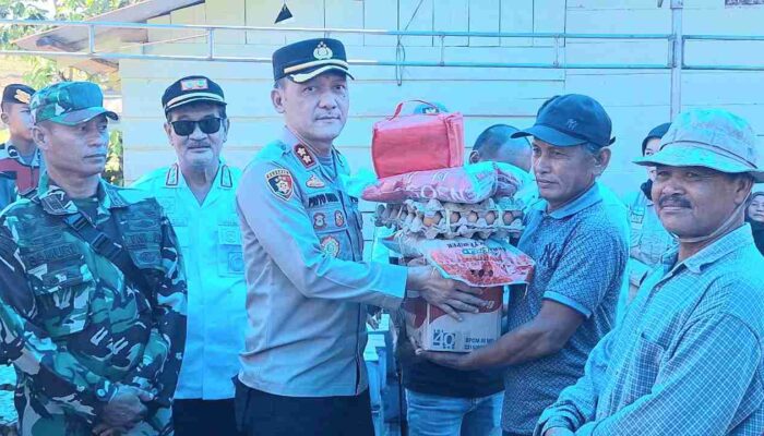 Kapolres Konut dan Wakil Bupati Serahkan Bantuan Korban Banjir