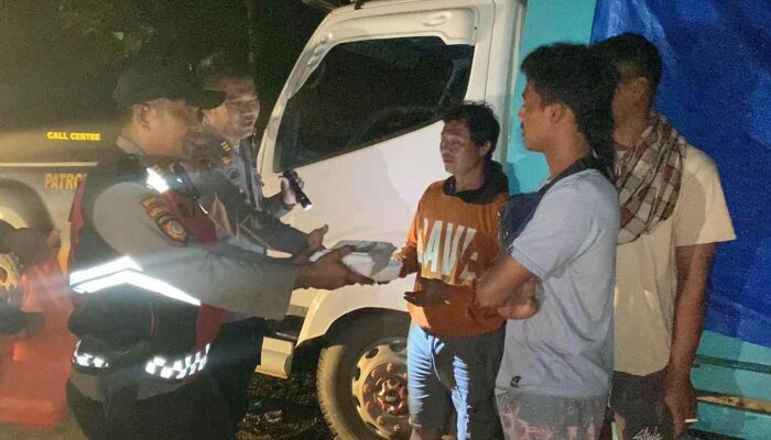 Polres Konut Bagi Makanan Gratis dan Layanan Kesehatan Untuk Pengendara yang Antri Pincara