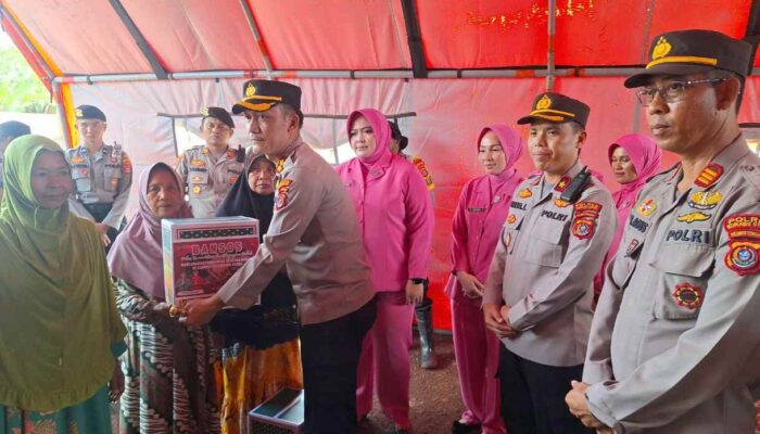 Polres Konut dan Bhayangkari Serahkan Bantuan Sosial Warga Terdampak Banjir